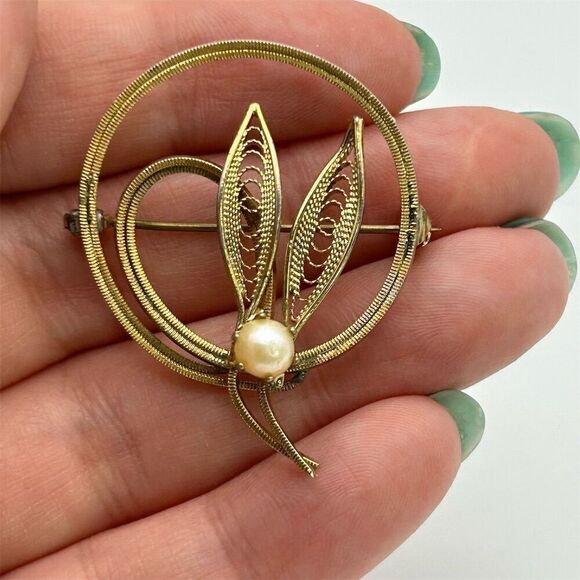 Vintage Gold Tone Filigree Leaves Small Brooch with Genuine Pearl Classic Dainty - Picture 3 of 6